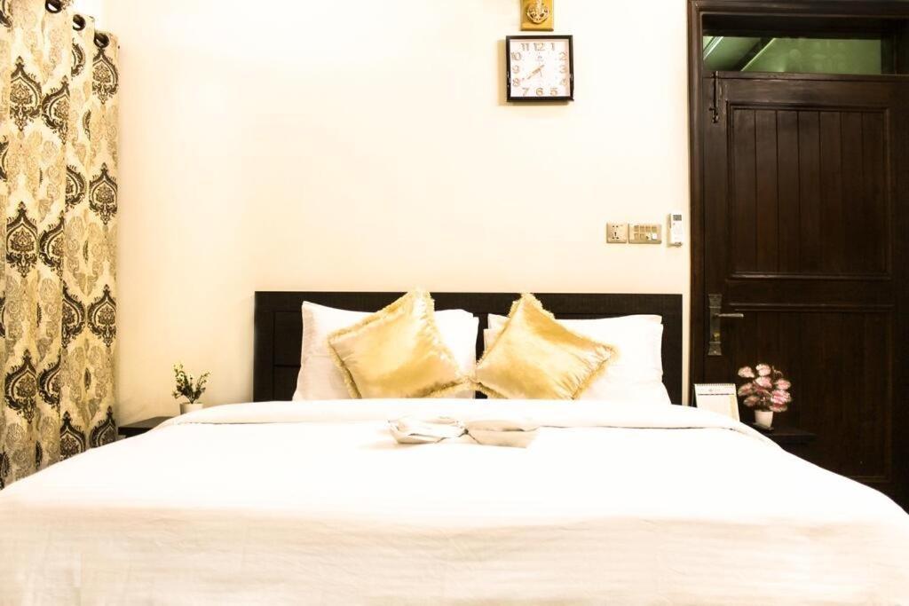 Luxury Living Rooms Near Agha Khan, Millennium, Nueplex Karatschi Exterior foto
