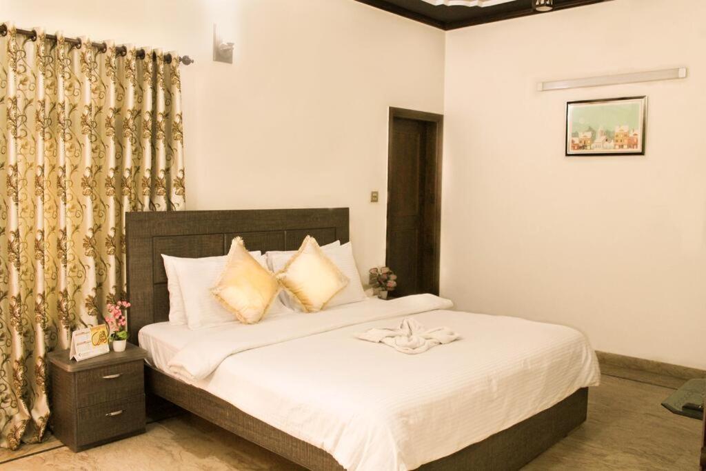 Luxury Living Rooms Near Agha Khan, Millennium, Nueplex Karatschi Exterior foto